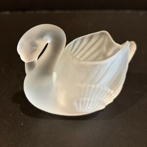 Frosted Glass Swan Figurine 4"x3"x2.25" (Taiwan)